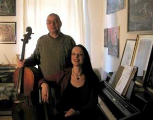 Peter Koch und Juliane Zeil, umgeben von Kunst. (© J. Z.) Peter Koch und Juliane Zeil, umgeben von Kunst. (© J. Z.)