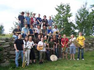 Das Jugendjazzorchester Sachsen im Sommer 2007. (© Sächsischer Musikrat.) Das Jugendjazzorchester Sachsen im Sommer 2007. (© Sächsischer Musikrat.)
