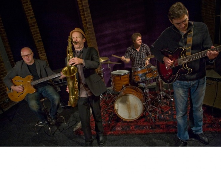 ALAS NO AXIS (© Rob Lewis) ALAS NO AXIS (© Rob Lewis)