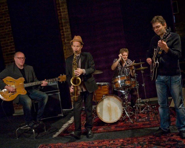 ALAS NO AXIS (© Rob Lewis) ALAS NO AXIS (© Rob Lewis)