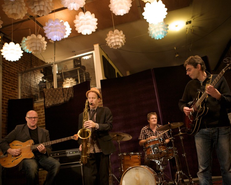 ALAS NO AXIS (© Rob Lewis) ALAS NO AXIS (© Rob Lewis)